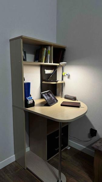 Компактный компьютерный стол с полками и ящиками отличное состояние