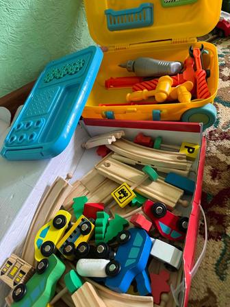 Железная дорога деревянная и чемодан с инструментами