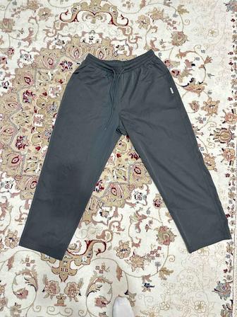 серые базовые штаны