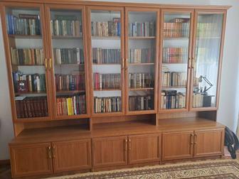 Большой классический книжный шкаф