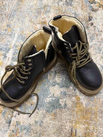 Продам женские ботинки
