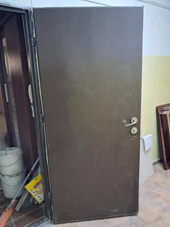 Продам входную железную дверь б/у