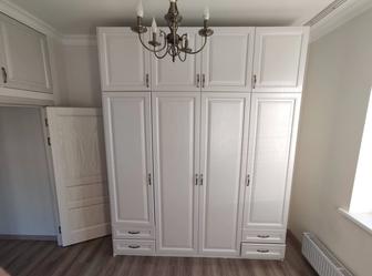 Шкаф распашной, в отличном состоянии