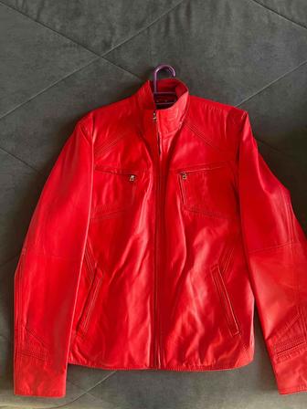 Мужская кожаная куртка красная