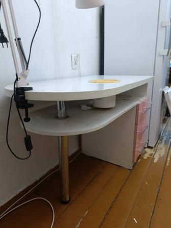 Маникюрный стол