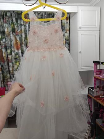 Продам платье на 128 см можно на 130 см