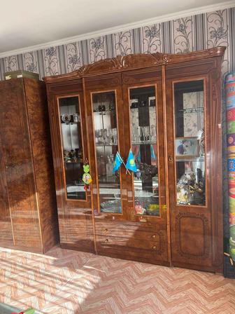 Стенка из натурального дерева