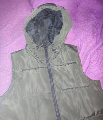 Продам женскую безрукавку .