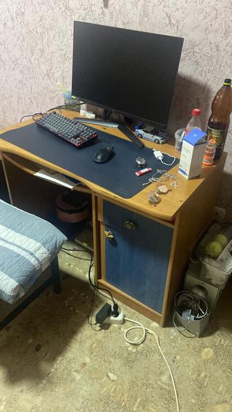Шкаф и компьютерный стол