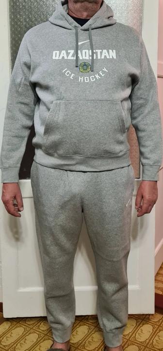Продам спортивный костюм с капюшоном Nike тёплый с начёсом