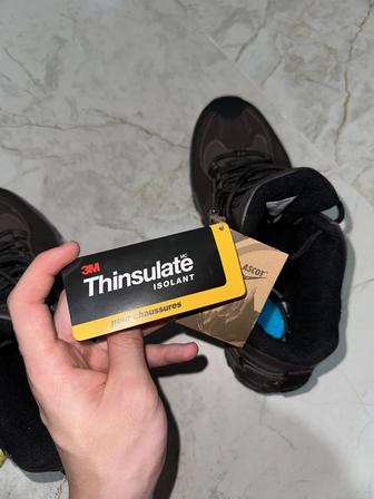 Продам треккинговые кроссовки