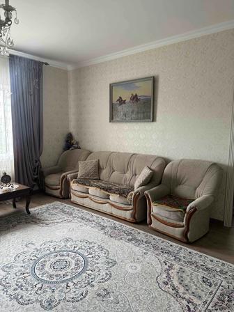 Продам диван с двумя креслами