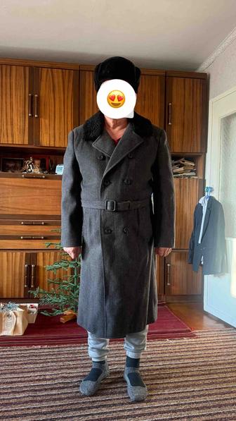 Продам новое мужское зимнее пальто с каракулевом воротником.