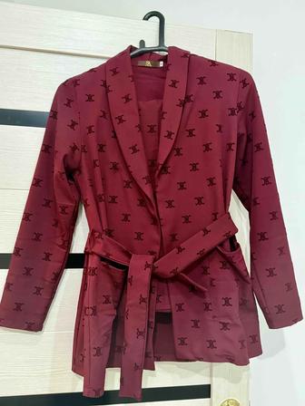 Продам костюм двойку женский