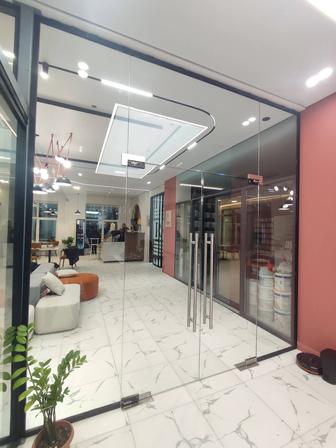 Перегородки из каленого стекла, козырьки и лестничное остекление