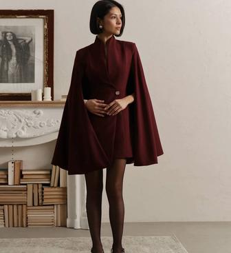 Платье мини из костюмной ткани с накидкой на плечах Lichi