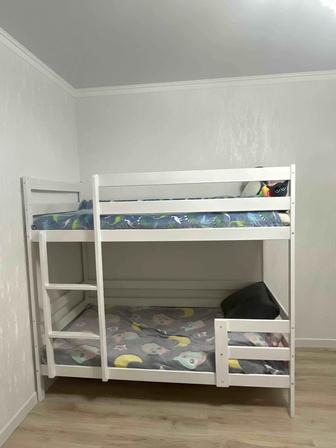 Продам двухъярусную кровать с матрасами