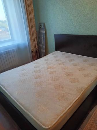 Кровать двуспальная с матрасом