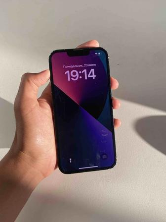 Телефон iPhone 13