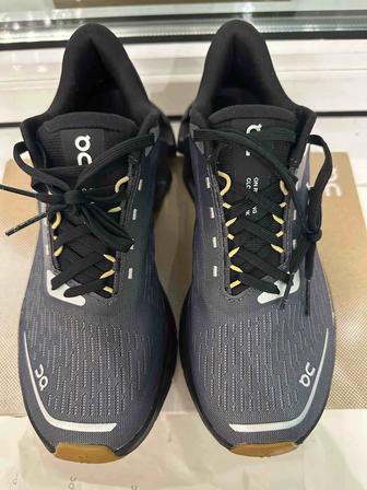 Продам новые кроссовки On Running