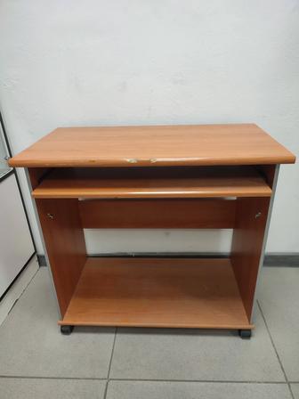 Стол на колесиках в хорошем состоянии