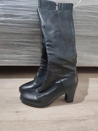 Продам женские зимние кожаные сапоги