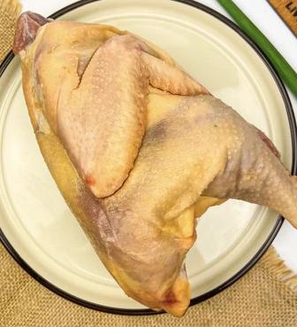 Молодые домашние петухи свежее мясо