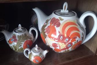 Красивый сервиз из чайников!