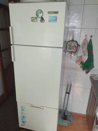 Продаю большой холодильник 3 камерный производство турция хороший состояние