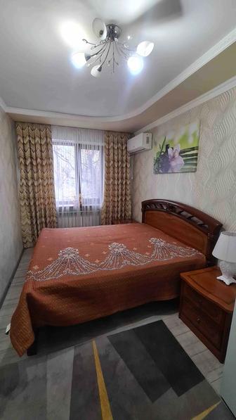 Двух спальная кровать 2 тумбы