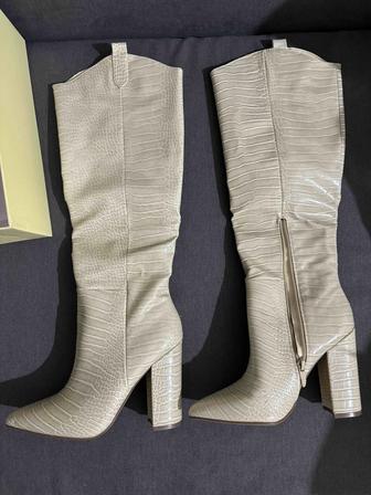 продаю женские сапоги на каблуках