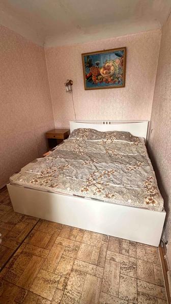 Двуспальная кровать (матрас, подушки в комплекте)!