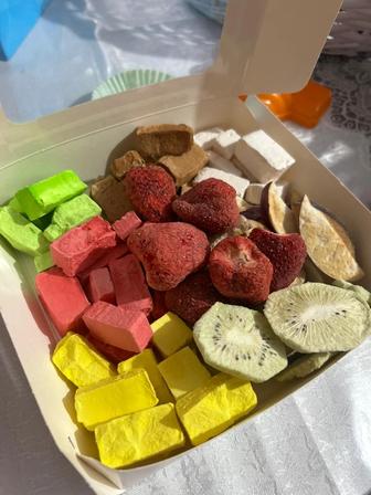 Сублимированное мороженое и фрукты