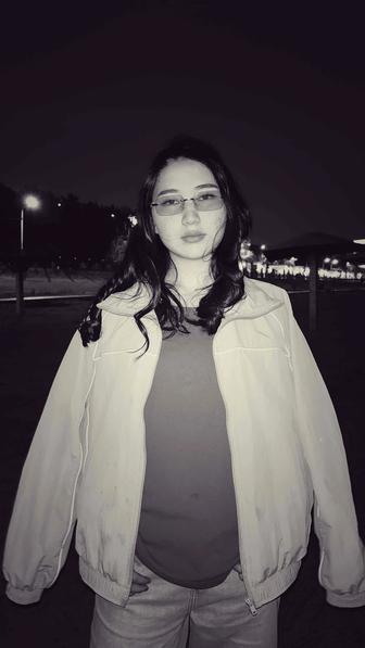 преподаватель, помощник, официант, модель и т.д.