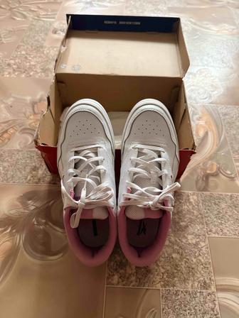 Продаю спортивные кроссовки