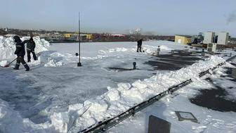 Чистка, вывоз снега за территорию.