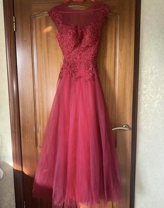 Красное вечернее платье