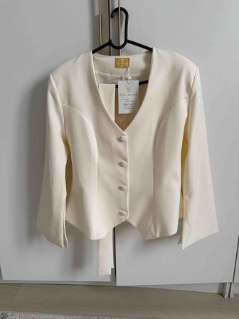 Бежевый пиджак