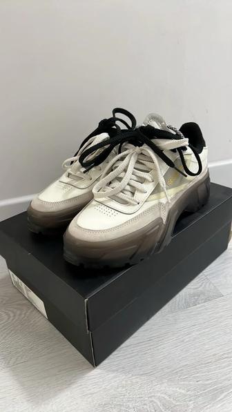 Продаю кроссовки Reebok Club C Cardi (женские), размер US 8 (EU 38.5).