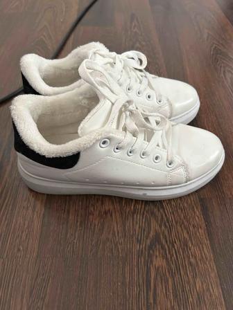 Срочно продаю кроссовки зимние