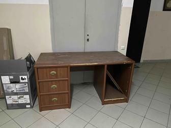 Письменный стол отдам даром