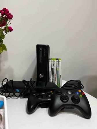 xbox 360 с играми , геймпадами и кинект камерой