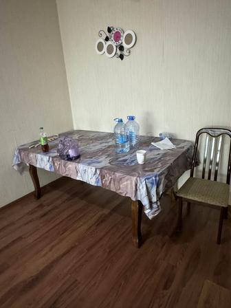 Продам стол кухонный и стулья