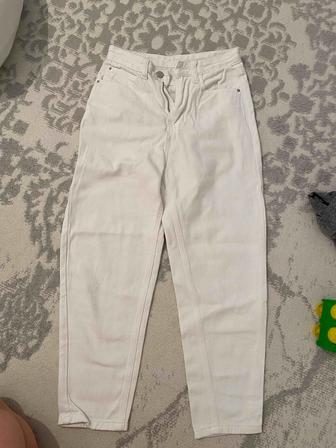 Отдаю даром белые джинсы