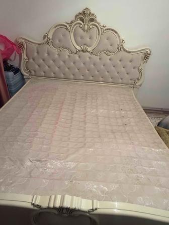 Двуспальная кровать