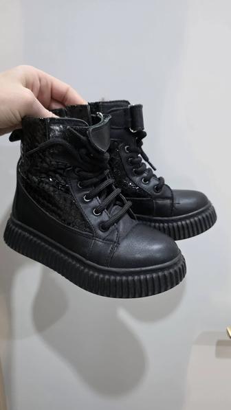 Продам кожаные зимние сапожки детские