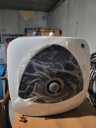 Продам б/у водонагреватель настенный Ariston