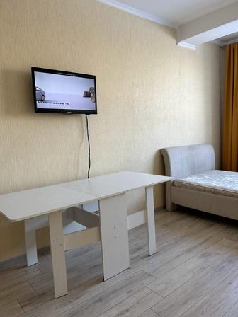 Продается стол-книжка белого цвета б/у