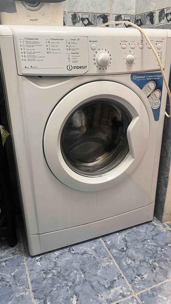 Стиральная машина Indesit IWUB 4105 CIS белый