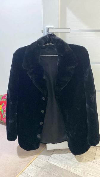 Срочно продам шубу за 180.000 тг. Торг есть , только пару раз одевал.